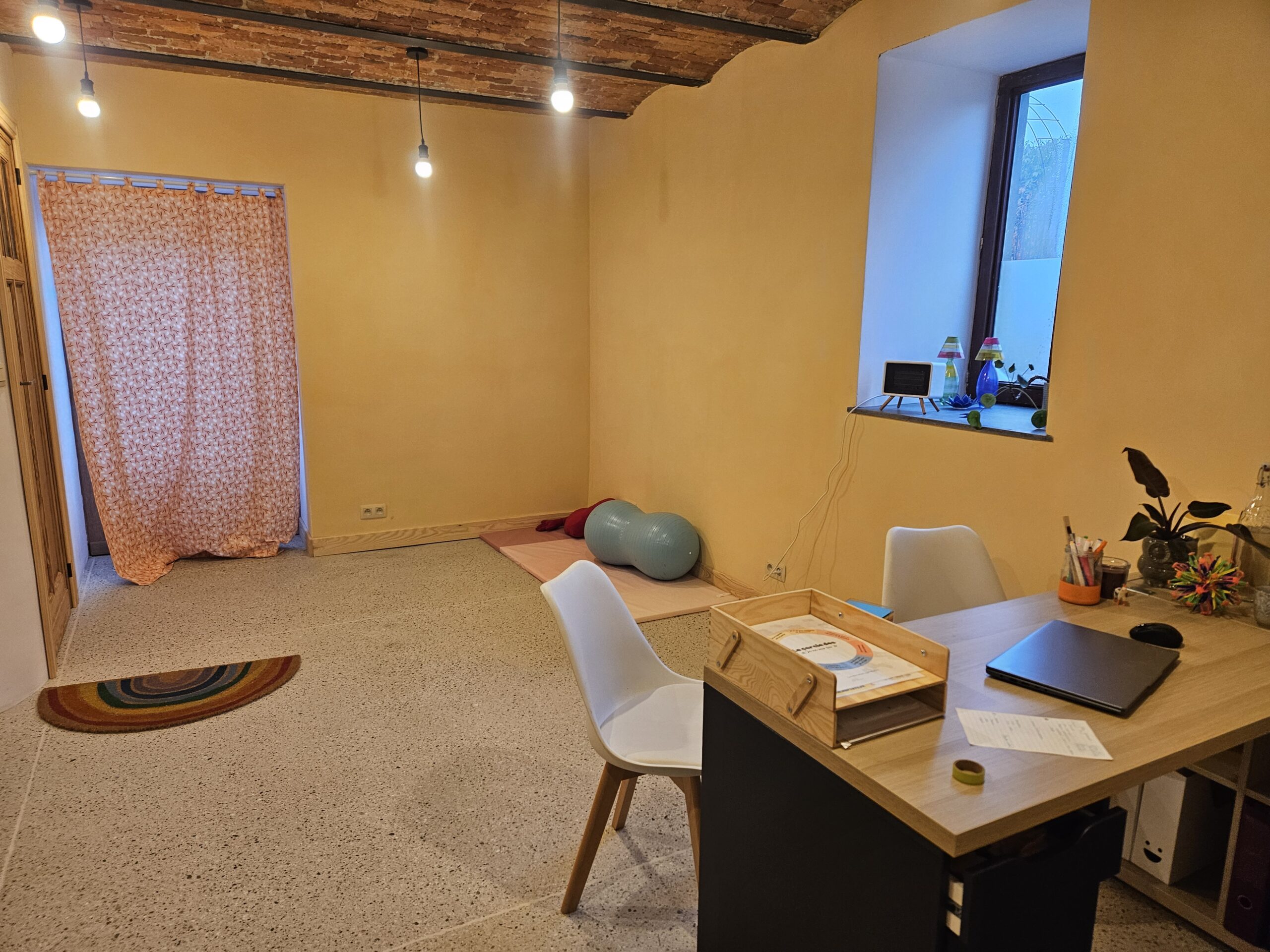 first aid, rescue, savior, accident, emergency, medic, paramedic, help, patch up, medicine, figure, massage, heart, cardiac massage, supply, heartbeat, rhythm, doll